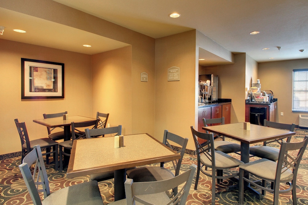 Cobblestone Inn & Suites Harvey - photo 39