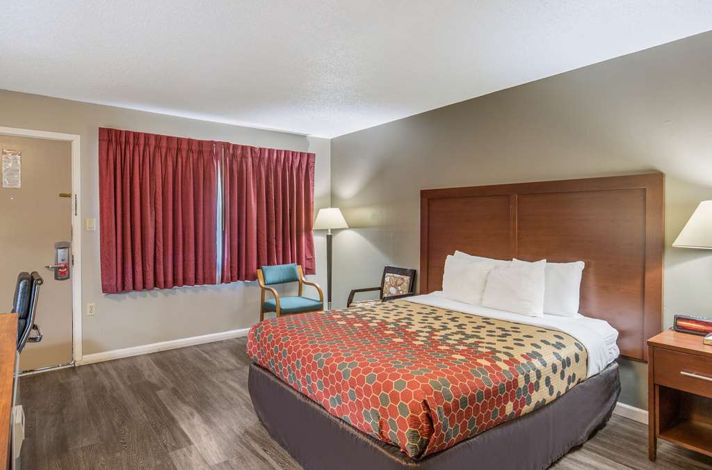 Econo Lodge Inn & Suites Yreka - photo 9
