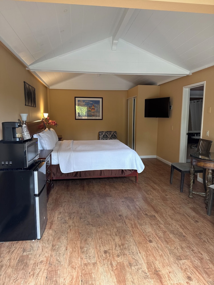 Carmel Resort Inn - photo 40