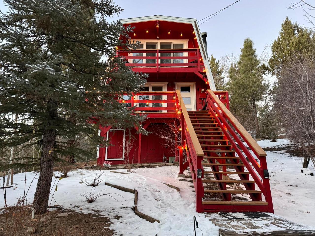 Maison Solange Red Barn Farmhouse Style Moonridge — 4-Star Luxury Hotel in Big Bear City, United States