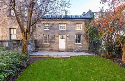 Dragon Suites Yukina Suite 2 bed city centre house with garden — 4-Star Luxury Hotel in Edinburgh, United Kingdom