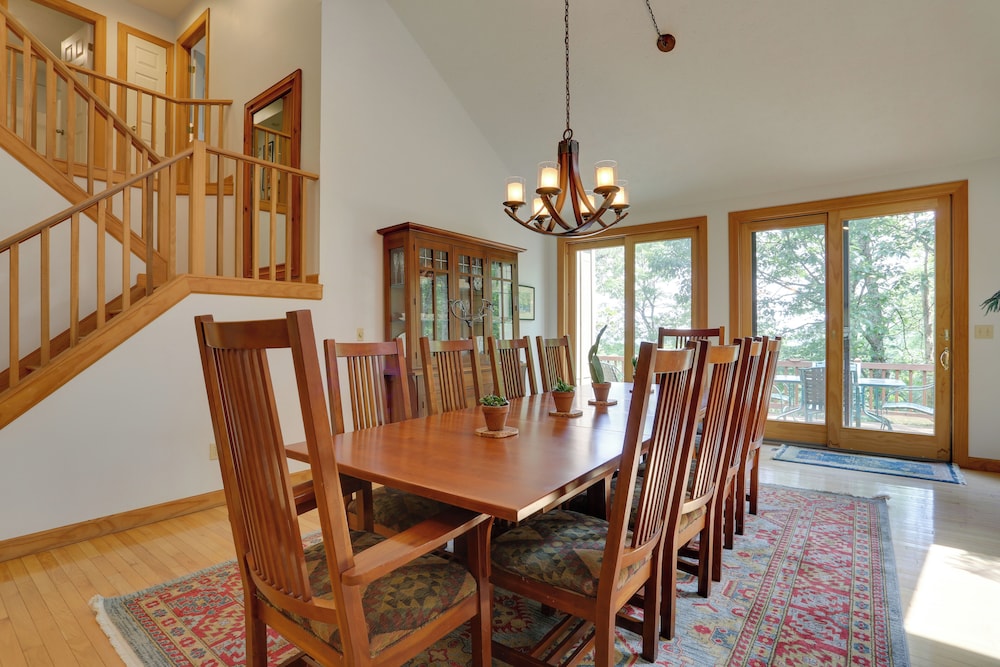 Less Than 1 Mi to Camelback Resort Home with Pool Table - photo 4