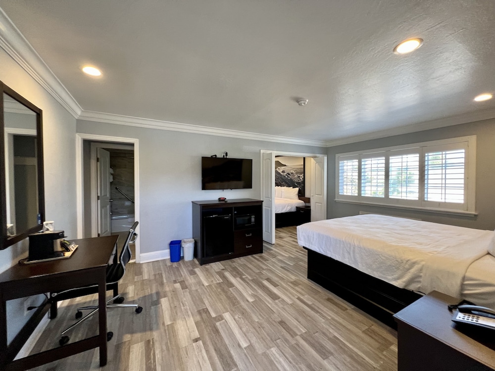 Aura Inn Monterey - photo 41