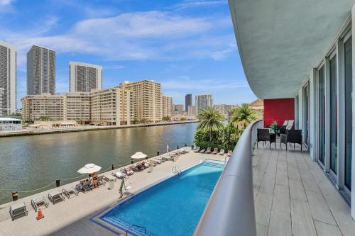 Upscale Resort 4 Bedrooms 3 Bath — 4-Star Luxury Hotel in Hallandale Beach, United States