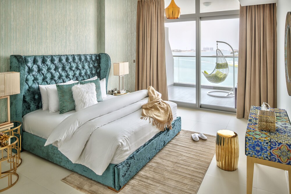 Luxury Staycation Azure Residences — 4-Star Luxury Hotel in Dubai, United Arab Emirates
