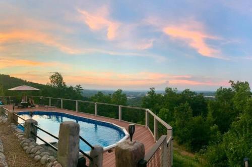 Mountain Top Oasis - carbon neutral hotel in Sevierville