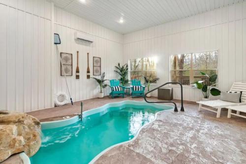 Fox and Fawn Luxury Cabin Indoor Pool Theater — 4-Star Luxury Hotel in Sevierville, United States