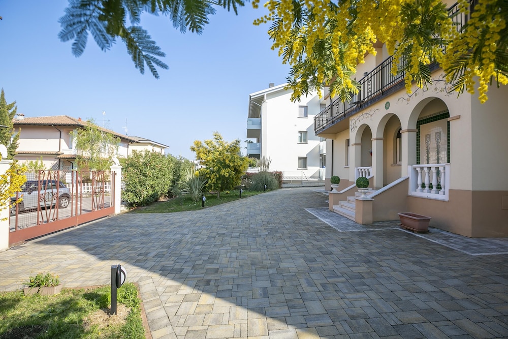 Villa Mimosa Appartamento 1 — 4-Star Luxury Hotel in Desenzano Del Garda, Italy
