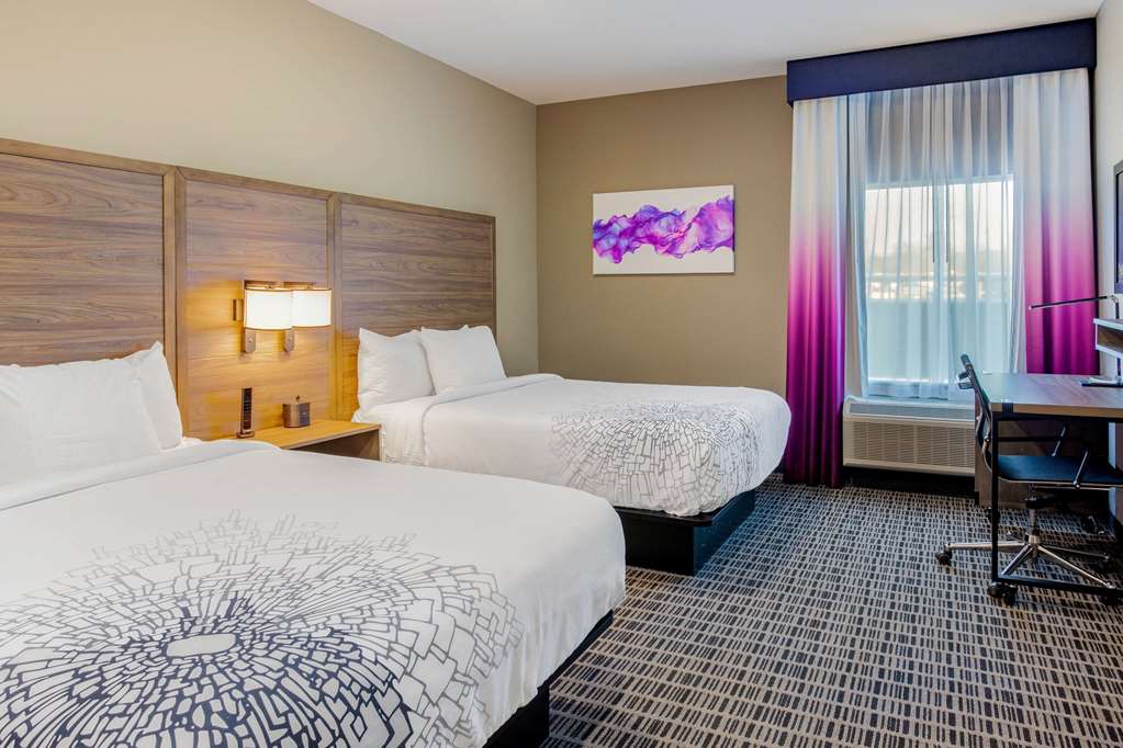 La Quinta Inn & Suites by Wyndham San Antonio Alamo City - photo 13