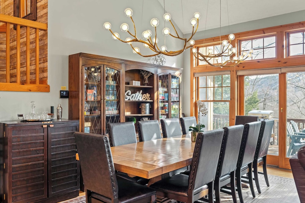 Mountain Escape With Game Room Balcony & Stunning Views in the Poconos Christina in Tannersville, United States