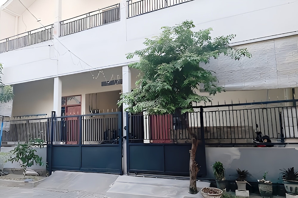 Hotel O Homestay Bu Sun SyariahNearTaman Rekreasi & Pemandian Taman Suruh in Sidoarjo, Indonesia