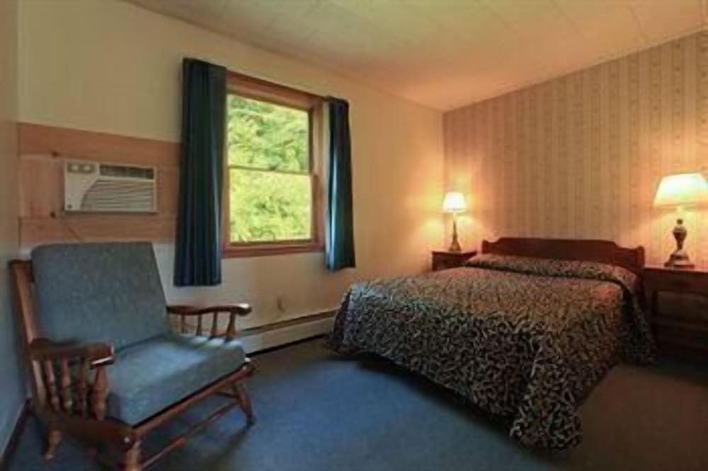 Ladd Brook Inn - photo 5