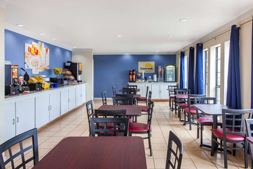 Days Inn & Suites by Wyndham Braunig Lake - photo 14