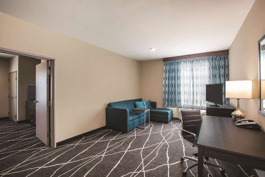 La Quinta Inn & Suites by Wyndham Dallas Northeast Arboretum - photo 24