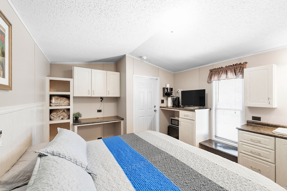 Daze Off Pet Friendly Suite 1 Bedroom Hotel Room by The Lodges at Fossil Creek in Kingston, United States