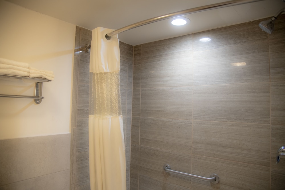 Howard Johnson Hotel & Suites by Wyndham Allentown Dorney - photo 29