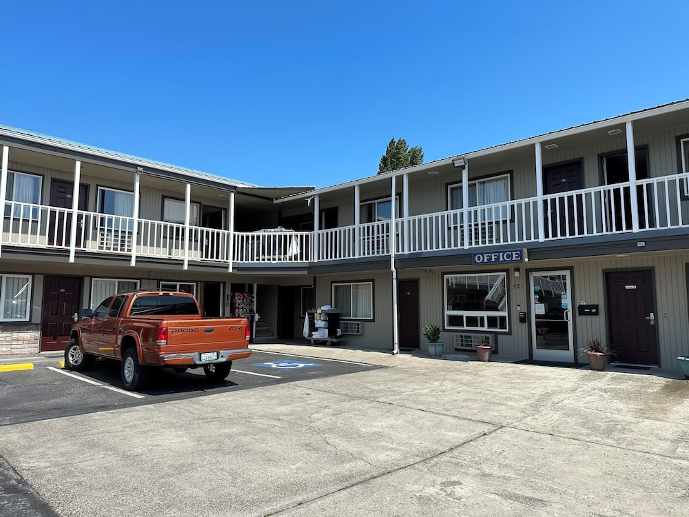 The Royal Victorian Motel - photo 51
