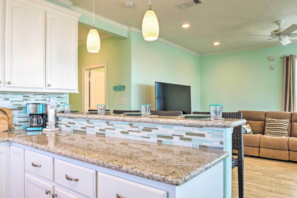 Furnished Deck and Ocean Views Surfside Beach Home — Surfside Beach — photo 2
