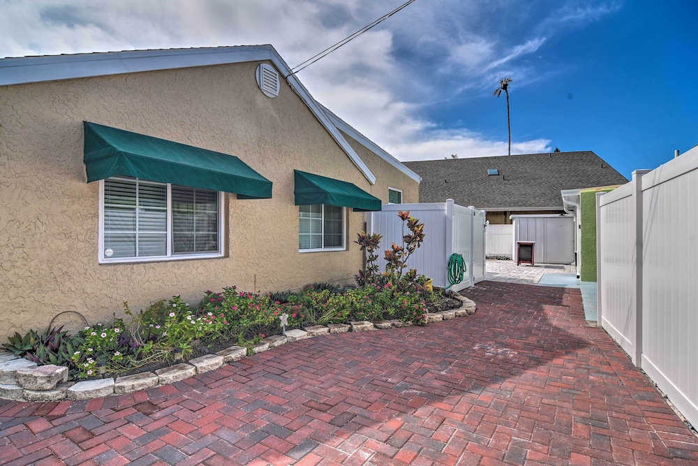 Bayside Pad w Pool Access & Dock: 1 2 Mi to Beach — hotel in Indian Rocks Beach