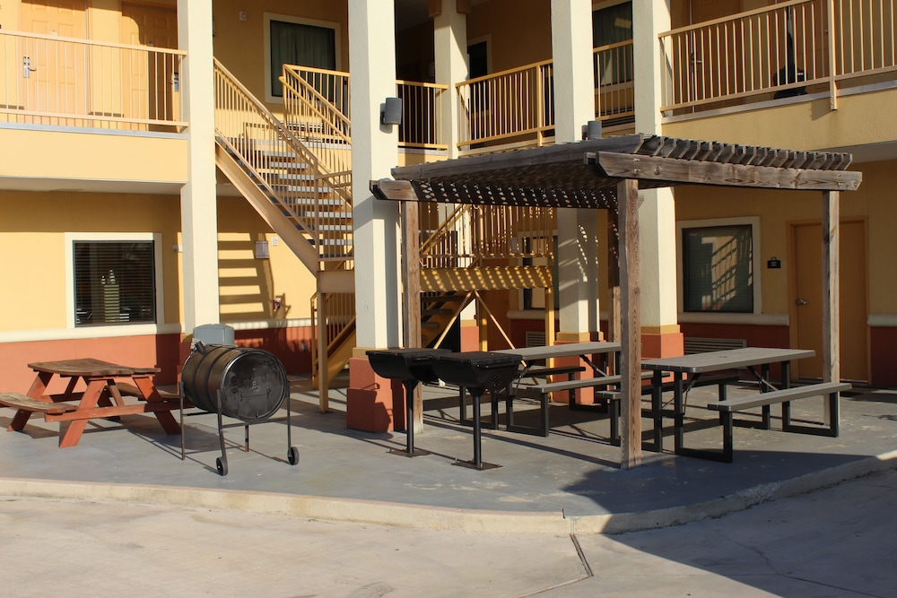Horizon Inn & Suites Pearsall - photo 30