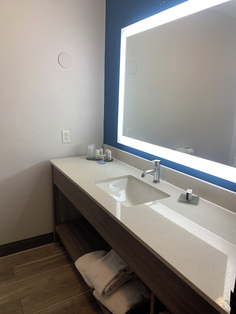 La Quinta Inn & Suites by Wyndham OKC North Quail Springs - photo 31
