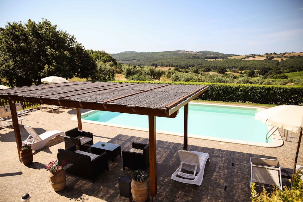Agriturismo Il Quarto — 4-Star Luxury Hotel in Manciano, Italy