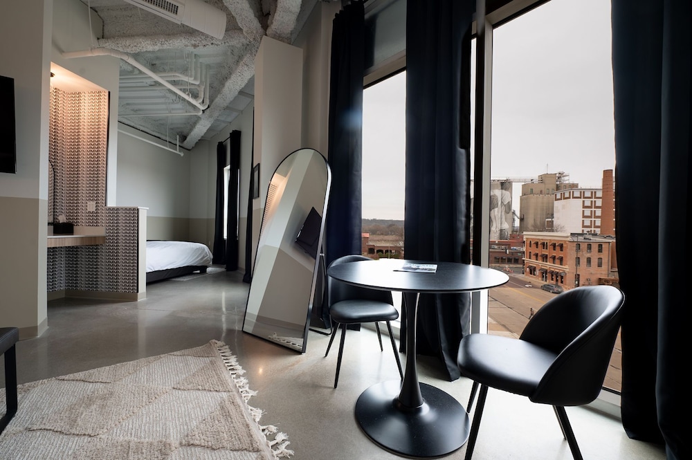 Arch and Cable Hotel - photo 20