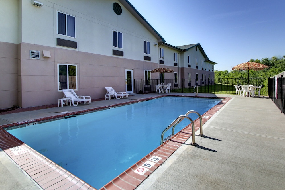 Quality Inn Junction City Near Fort Riley - photo 38