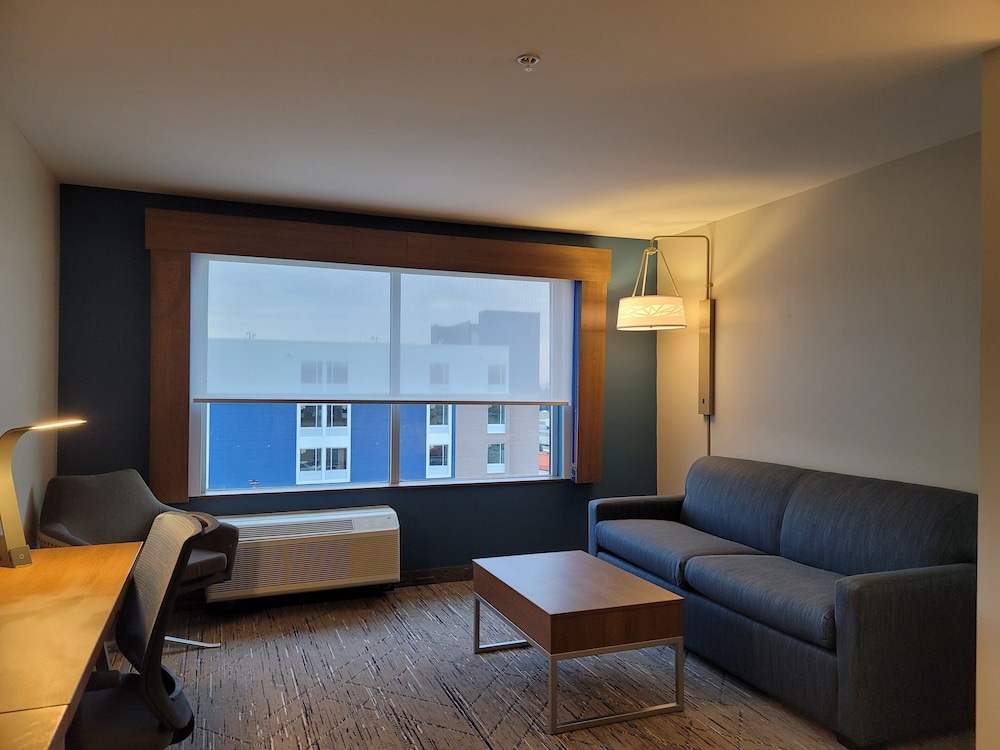 Holiday Inn Express & Suites Detroit Dearborn by IHG - photo 16