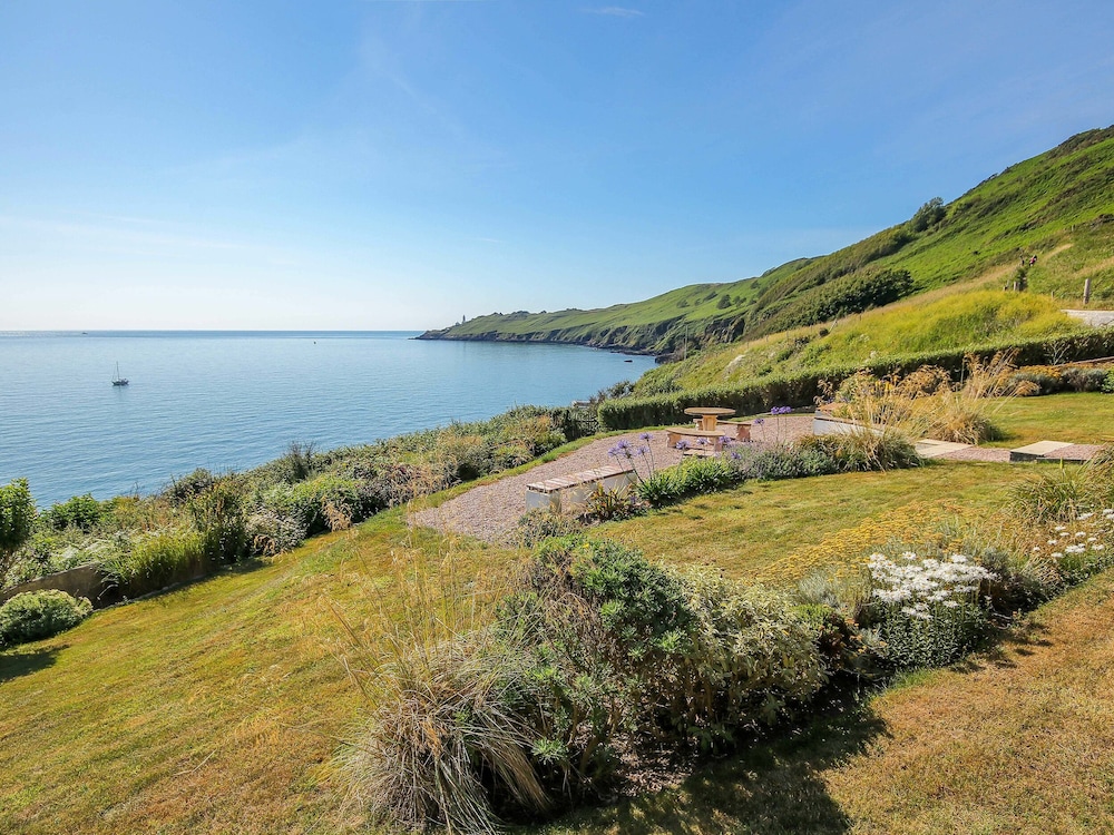 2 Garden Apartment — 4-Star Luxury Hotel in Kingsbridge, United Kingdom