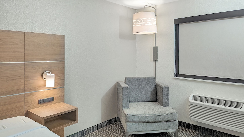 Estherville Hotel & Suites - photo 36
