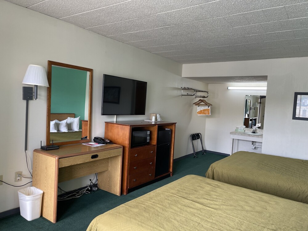 Econo Lodge Altoona I 99 - photo 18