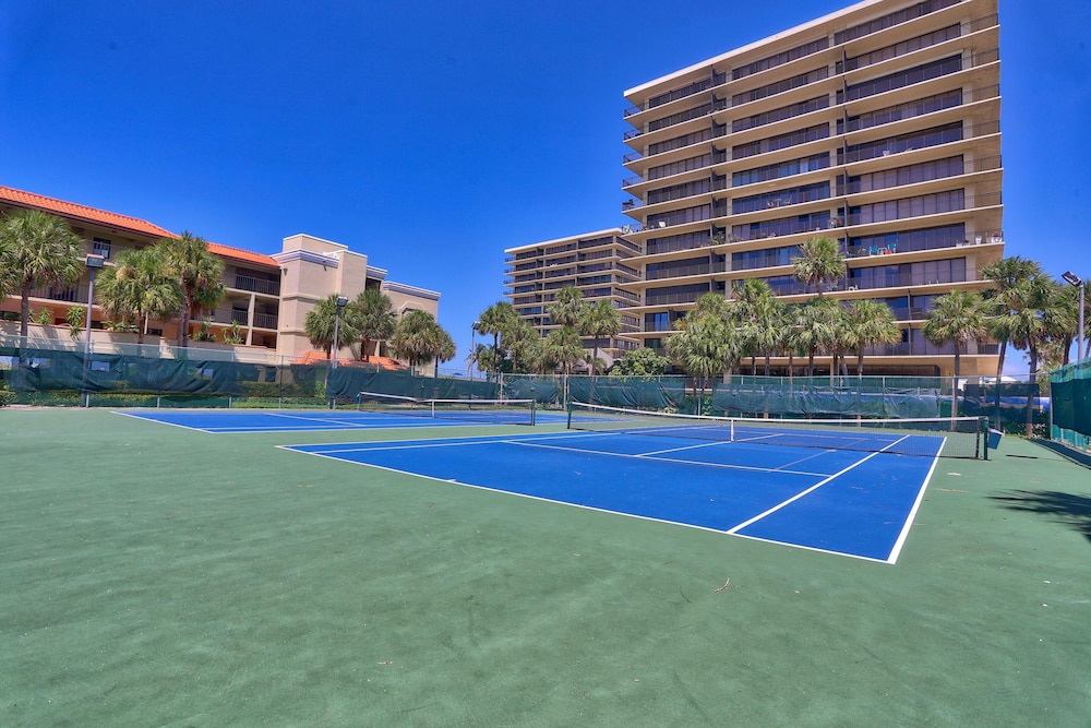 Land's End 10 302 Beach Front Premier — 4-Star Luxury Hotel in Saint Pete Beach, United States