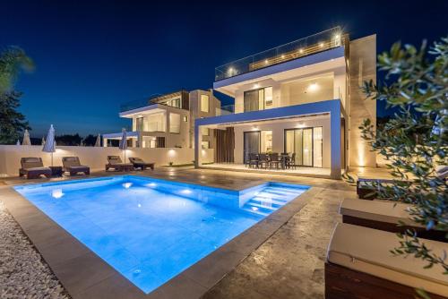 Infinity Holiday Villas Private Pool close to Kalamaki Centre by ZanteWize — 4-Star Luxury Hotel in Alimos, Greece