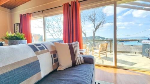 Hilltop Lakeview Hideaway 2BR 2BATH with romantic sunsets in Canyon Lake, United States