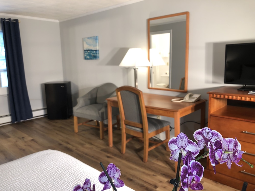 Hyannis Inn - photo 19