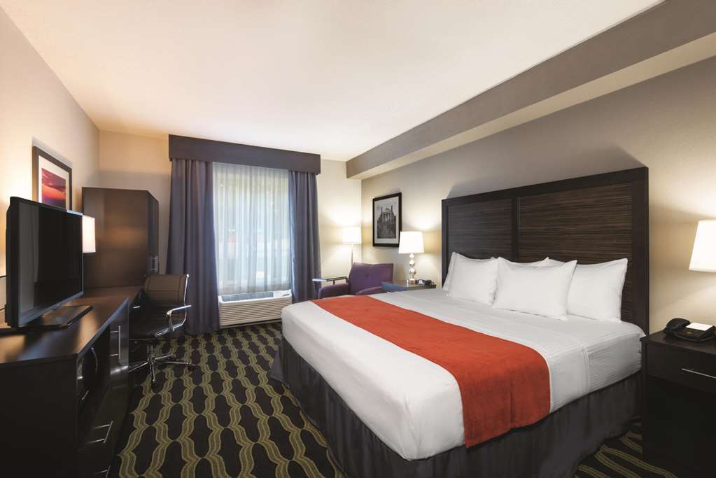 La Quinta Inn & Suites by Wyndham Lynchburg at Liberty Univ. - photo 16