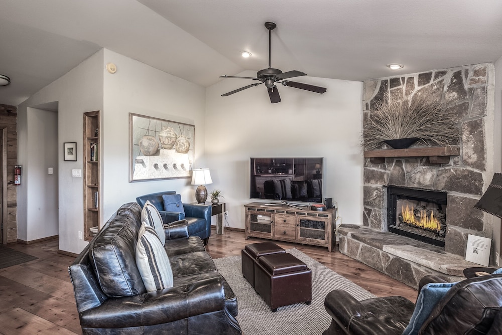 CenterView Two Bedroom Cabin with Hot Tub — 4-Star Luxury Hotel in Ruidoso, United States