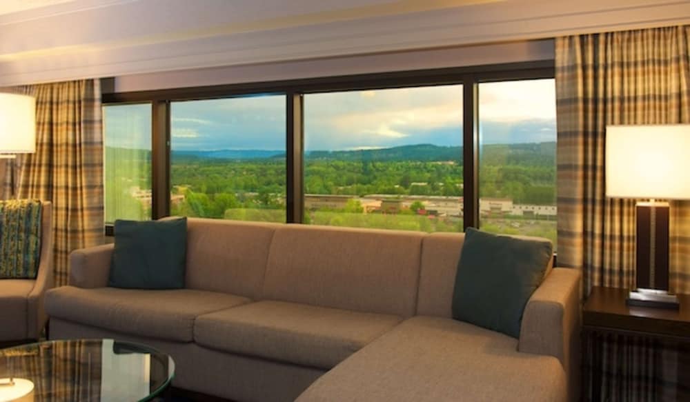Embassy Suites by Hilton Portland Tigard - photo 33