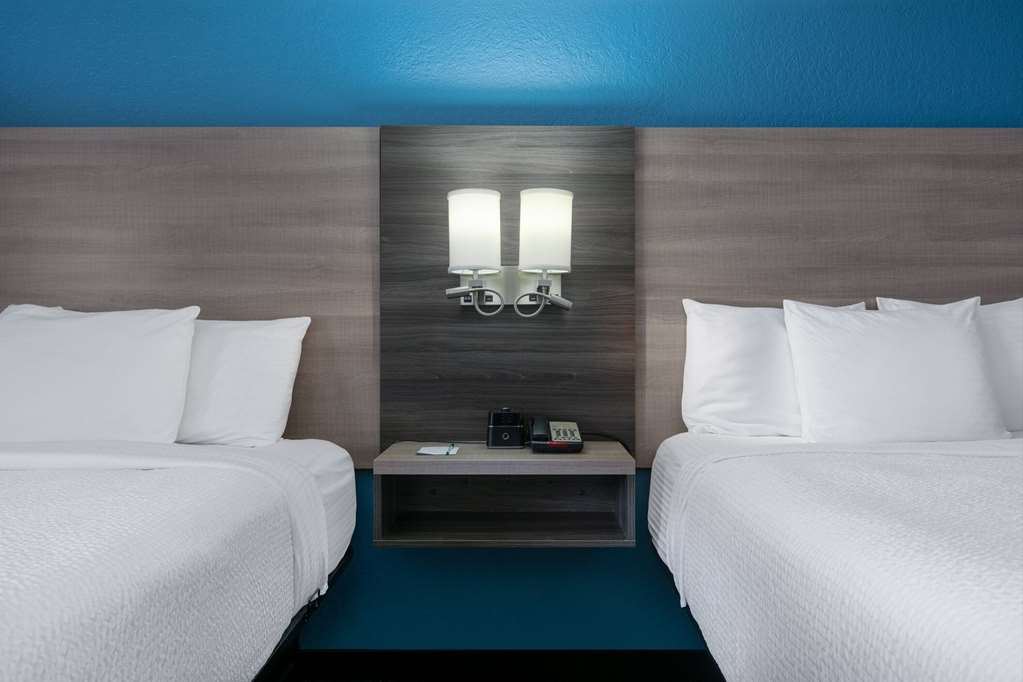 La Quinta Inn & Suites by Wyndham Weatherford - photo 25