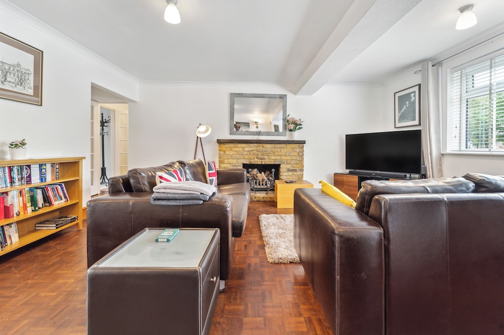 5 double beds in a detached house in Cheshunt — 4-Star Luxury Hotel in Cheshunt, United Kingdom