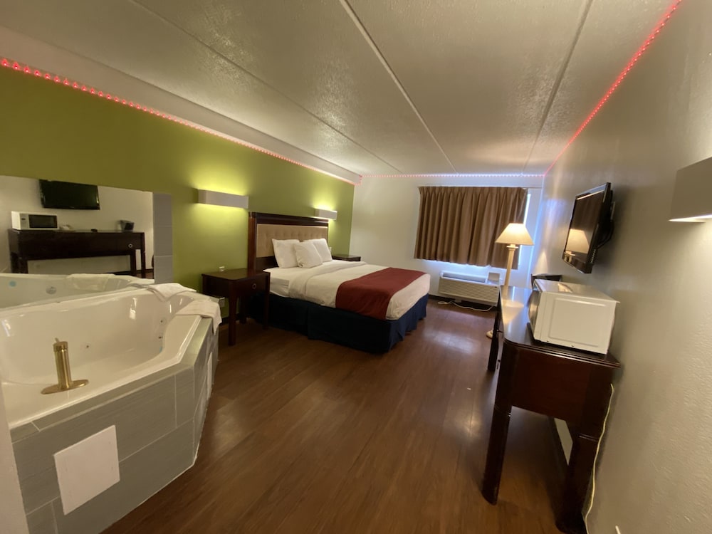 SkyLight Inn Cleveland Willoughby - photo 16