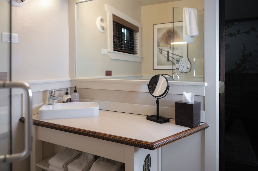 Highland Haven Creekside Inn - photo 125