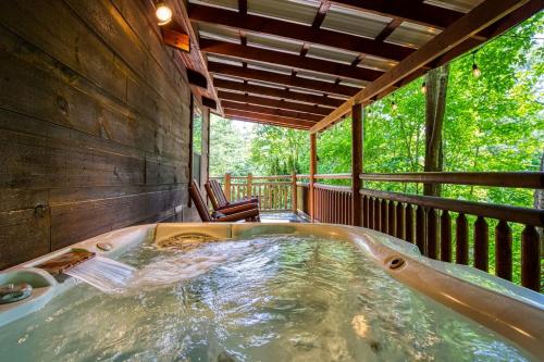Cozy Little Cabin With Fireplace And Hot Tub — 4-Star Luxury Hotel in Sevierville, United States