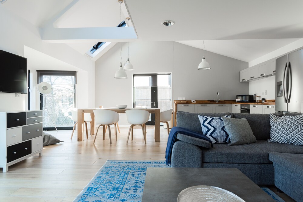 The Cliffside Loft Distinctly Modern 3BDR Riverside Home — 4-Star Luxury Hotel in Bath, United Kingdom