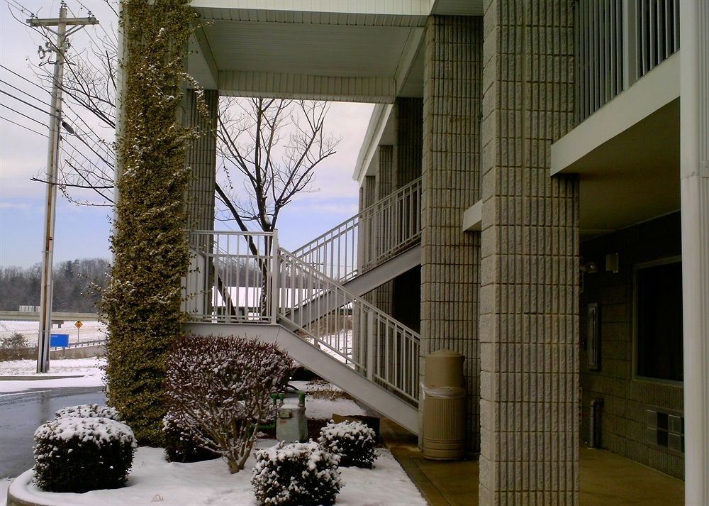 Campton Parkway Inn - photo 27