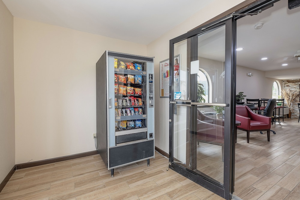 Red Roof Inn & Suites Rome - photo 31
