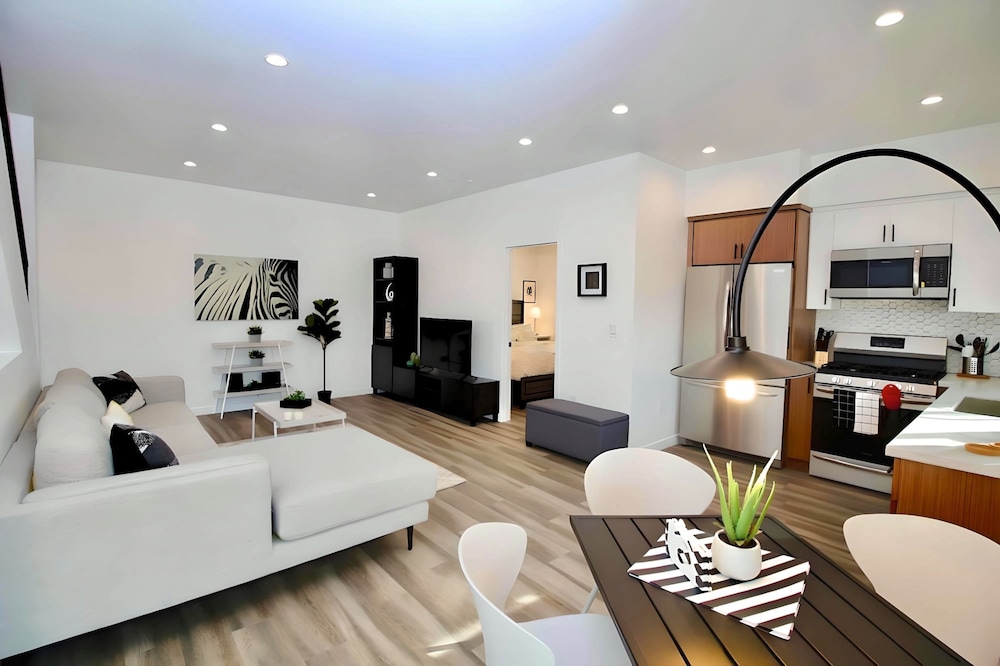 Los Angeles 3BR Villa Suites FreeParking — 4-Star Luxury Hotel in Los Angeles, United States