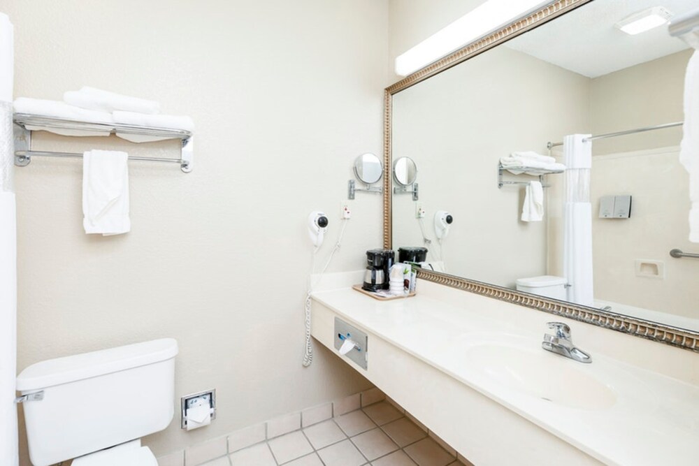 Regency Inn & Suites Biloxi - photo 11