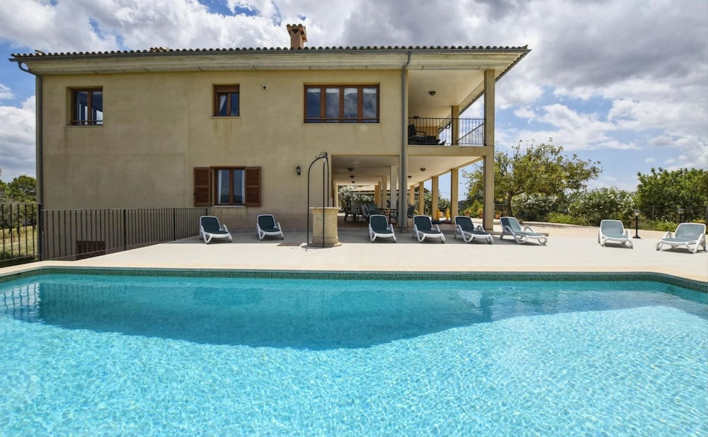 House in Majorca with Pool and Mountain Views — 4-Star Luxury Hotel in Selva, Spain